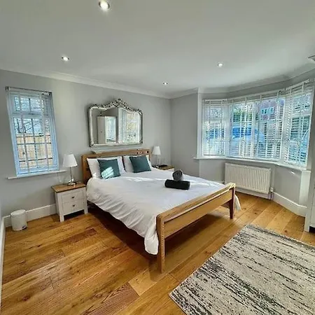 Apartment Stylish Near The Centre Of