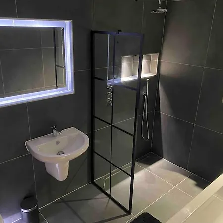 Stylish Near The Centre Of Apartment *