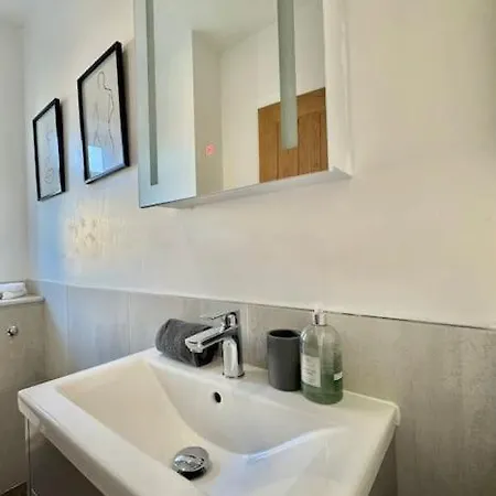 Apartment Stylish Near The Centre Of